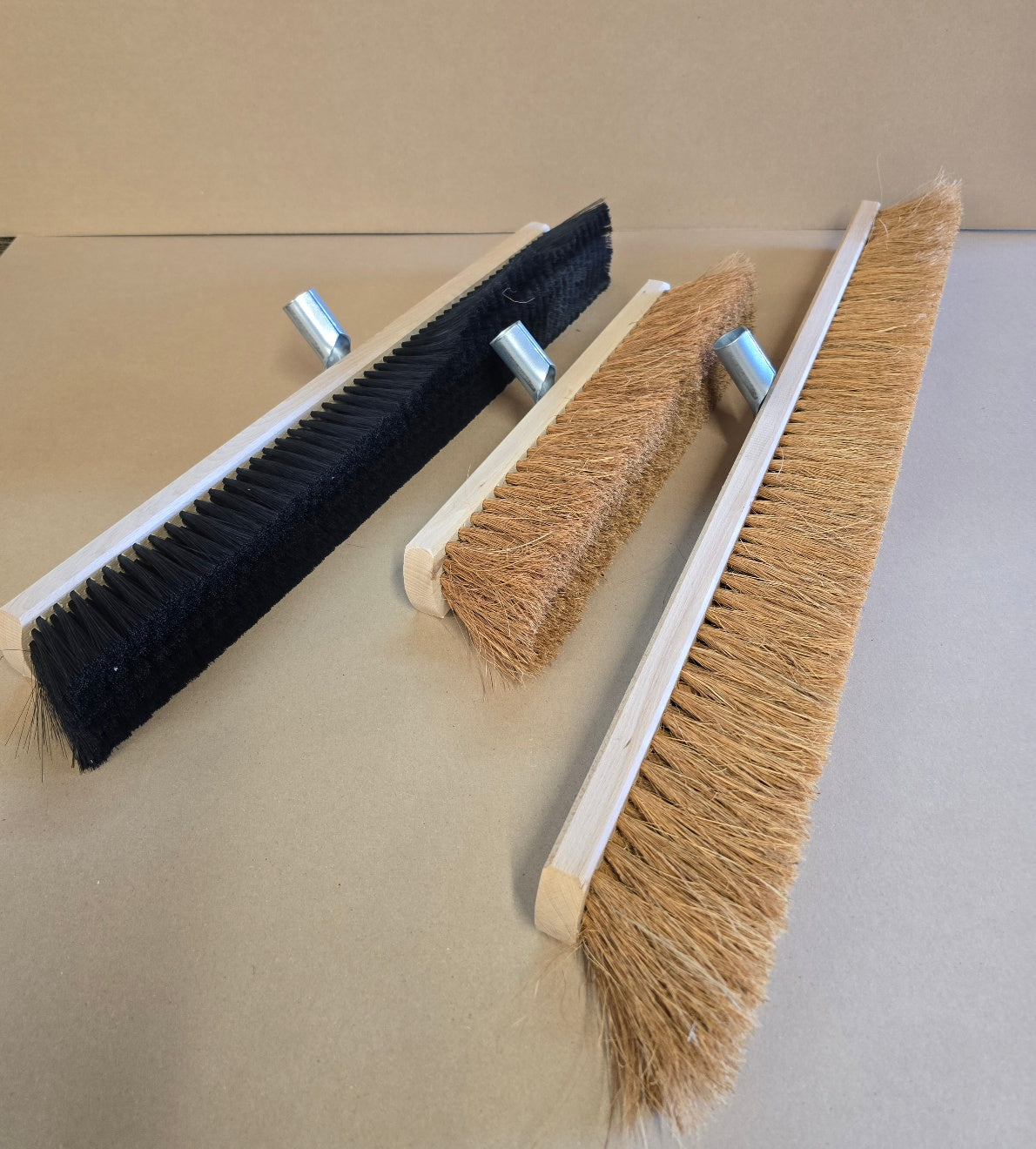 3 verschiedene Kehrbesen mit Stielhalter (B-Ware)