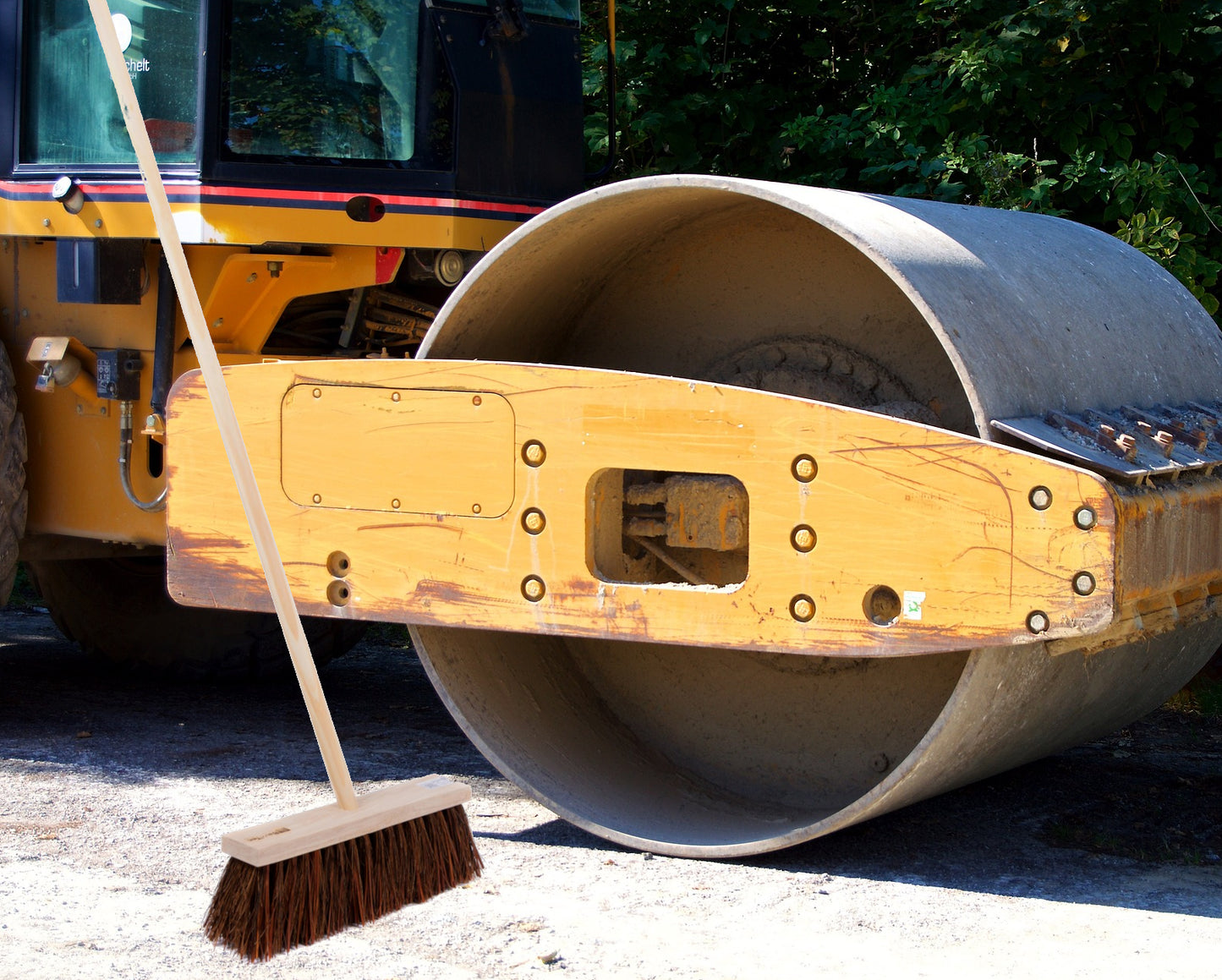 Robuster Piassava Straßenbesen mit Stiel Holzstiel Besen für Hof, Baustelle und Garten