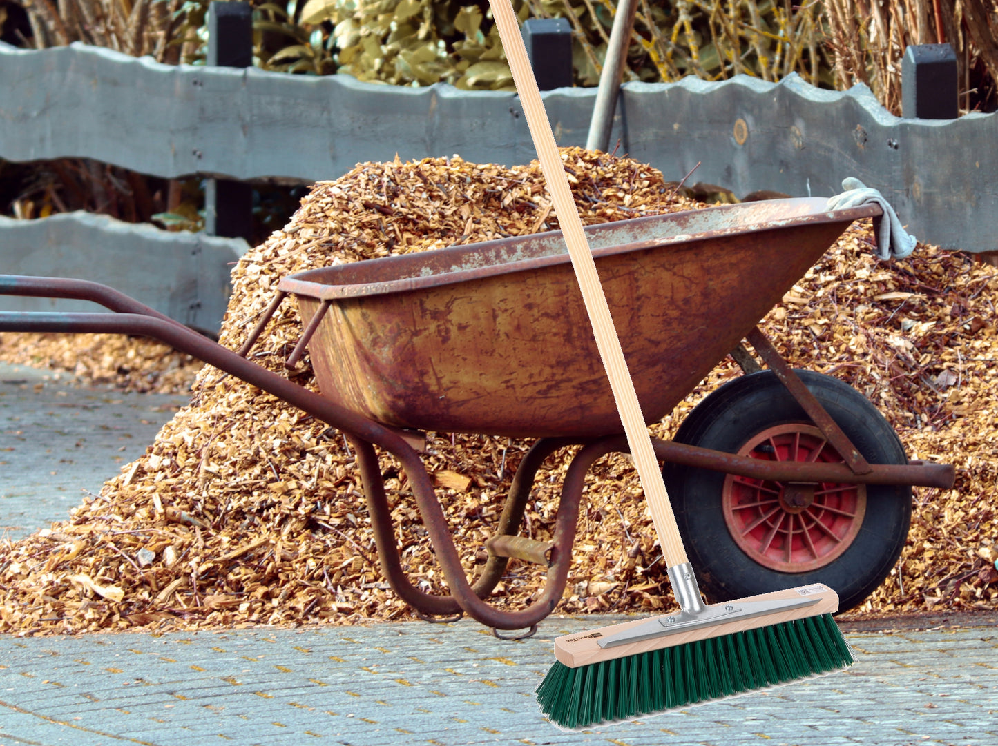 Gartenbesen Straßenbesen 40cm Breit mit Stiel Besenstiel und Metall-Kratzleiste Schabekante