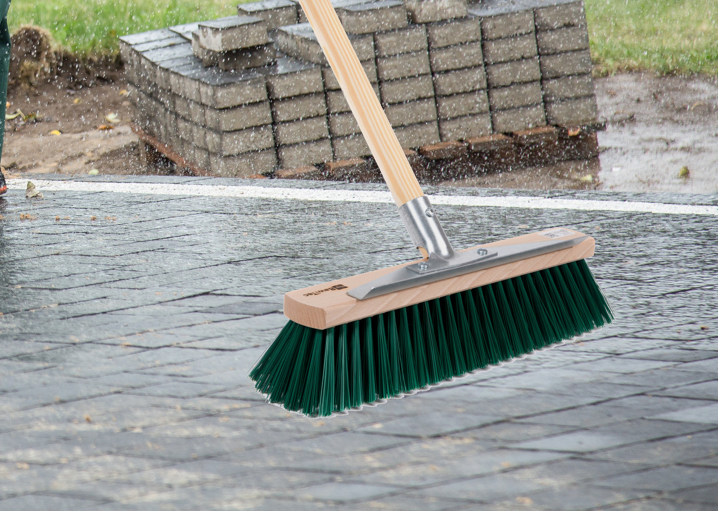 Gartenbesen Straßenbesen 40cm Breit mit Stiel Besenstiel und Metall-Kratzleiste Schabekante