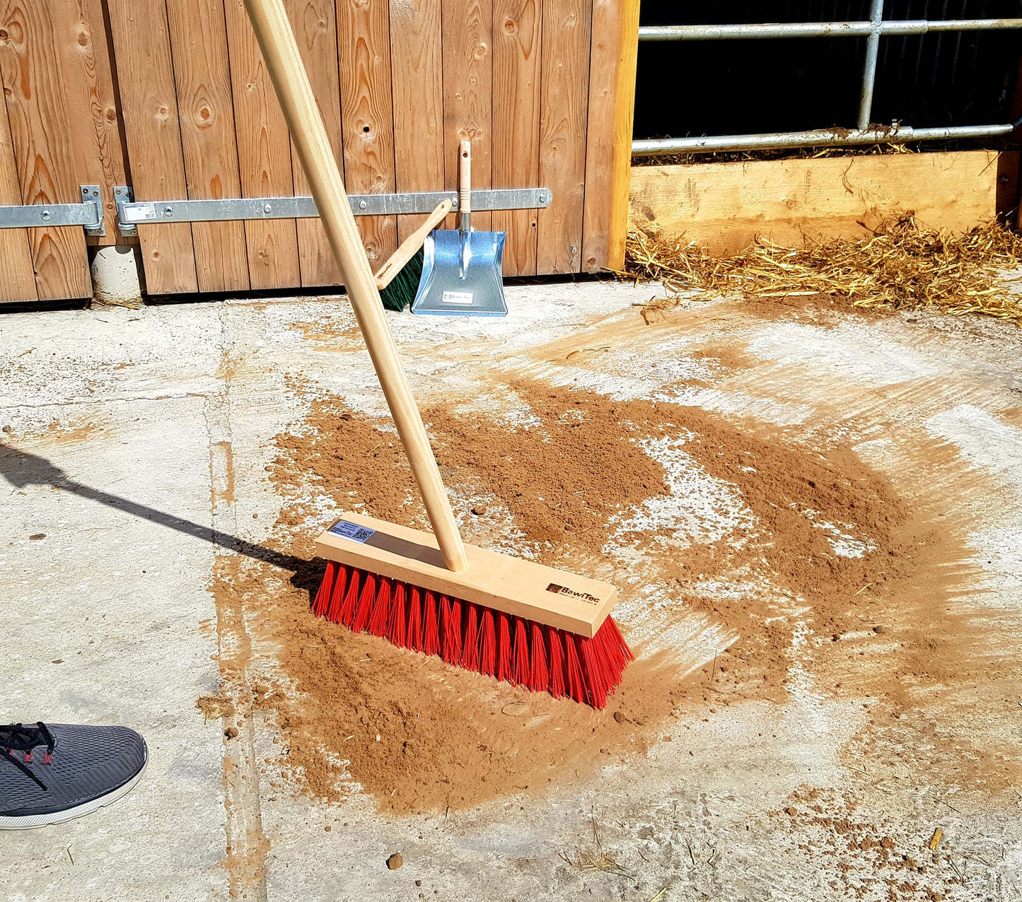 Street broom "Maxus" Elaston plastic bristles red with matching handle wooden handle robust and stable