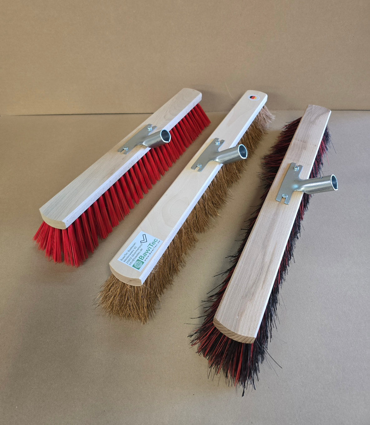 3 verschiedene Kehrbesen mit Stielhalter (B-Ware)