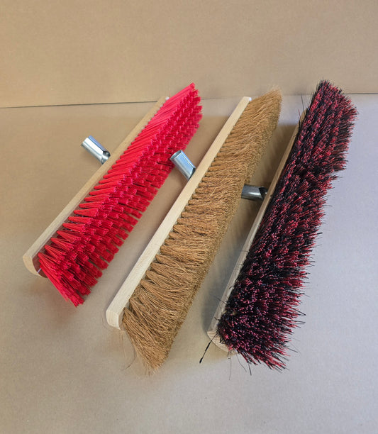 3 verschiedene Kehrbesen mit Stielhalter (B-Ware)