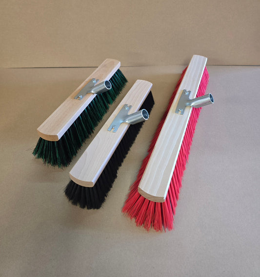 3 verschiedene Kehrbesen mit Stielhalter (B-Ware)