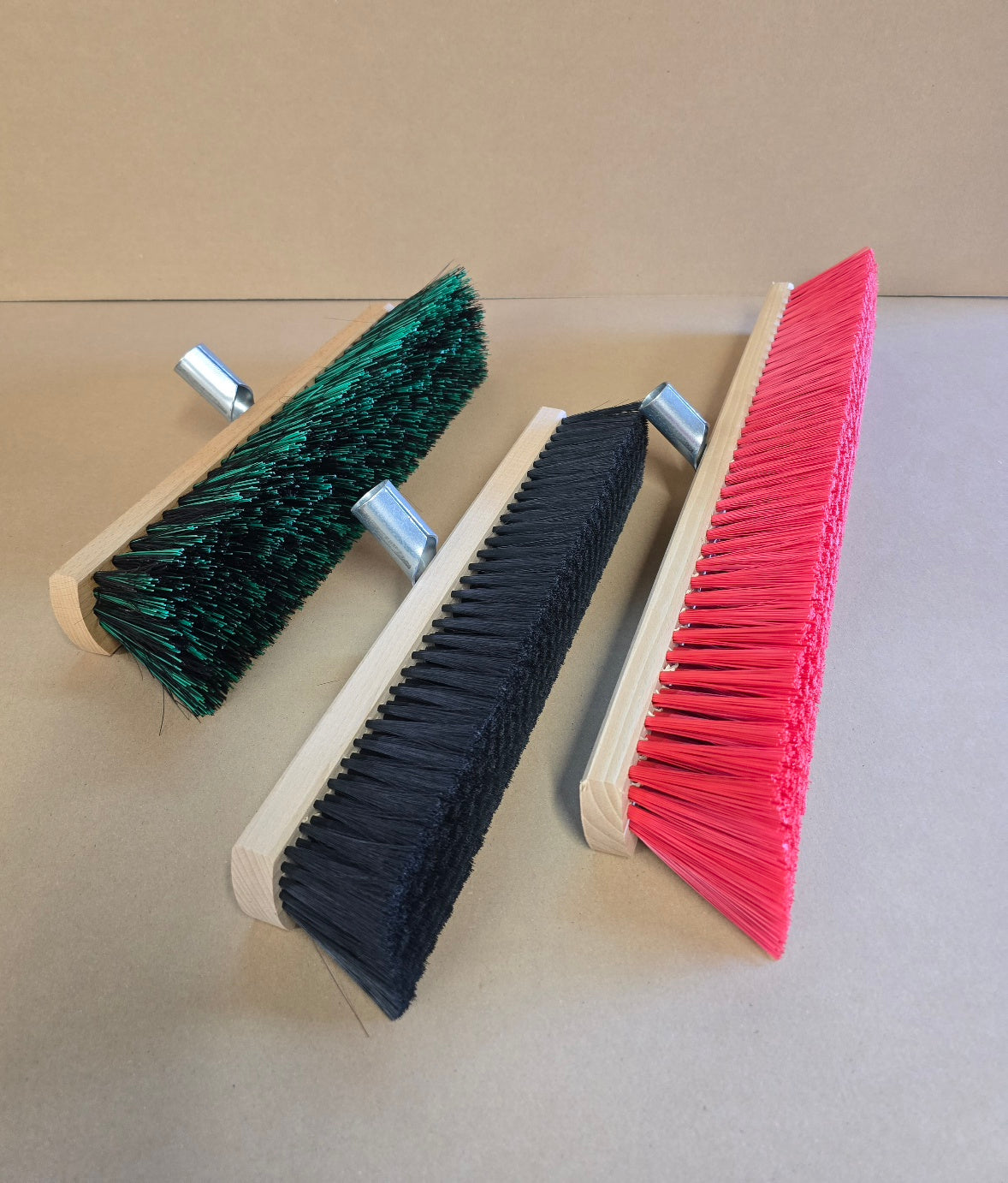 3 verschiedene Kehrbesen mit Stielhalter (B-Ware)