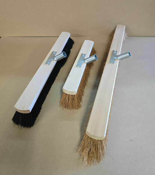 3 verschiedene Kehrbesen mit Stielhalter (B-Ware)