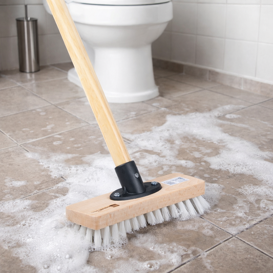 Schrubber 22cm mit Bart/Rand und passendem Holzstiel weiße Kunststoff-Borsten