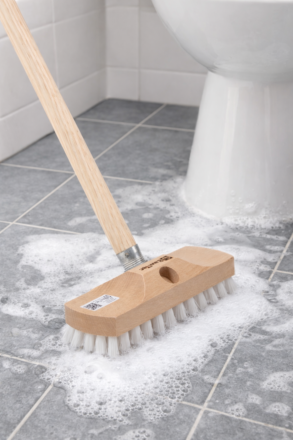 Schrubber 22cm mit Gewinde und passendem Holzstiel 120cm Kunststoff-Borsten weiß