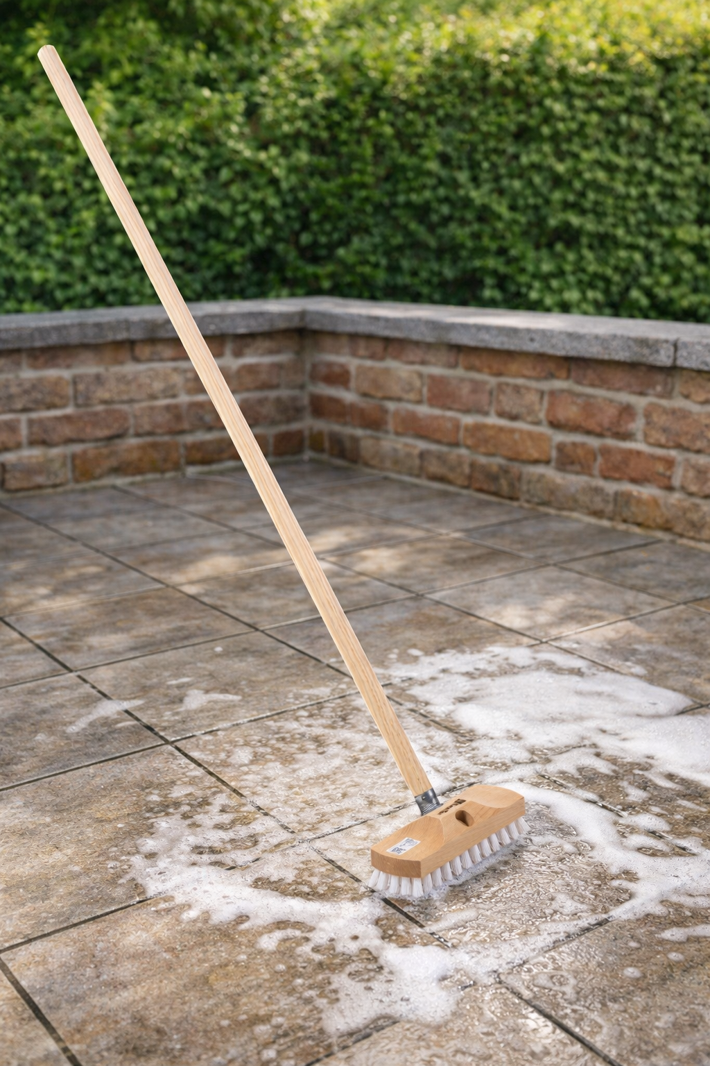 Schrubber 22cm mit Gewinde und passendem Holzstiel 120cm Kunststoff-Borsten weiß